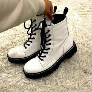 White boots for fall super cute and in perfect shape